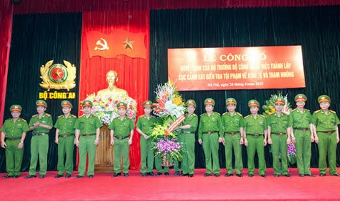 Thứ trưởng Lê Quý Vương tặng hoa chúc mừng cán bộ, chiến sỹ Cục Cảnh sát điều tra tội phạm về kinh tế và tham nhũng.